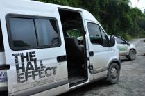 A van do grupo The Hall Effect, em parada durante a viagem entre Cali e Girardot, na Colômbia